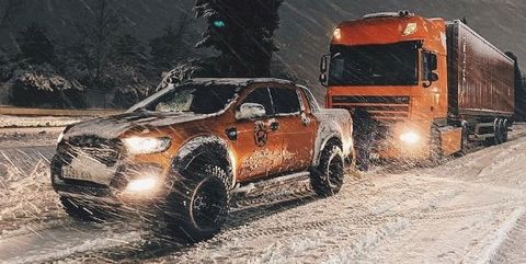 ford ranger tira de un camión para rescatarlo de la nieve españa, enero de 2021
