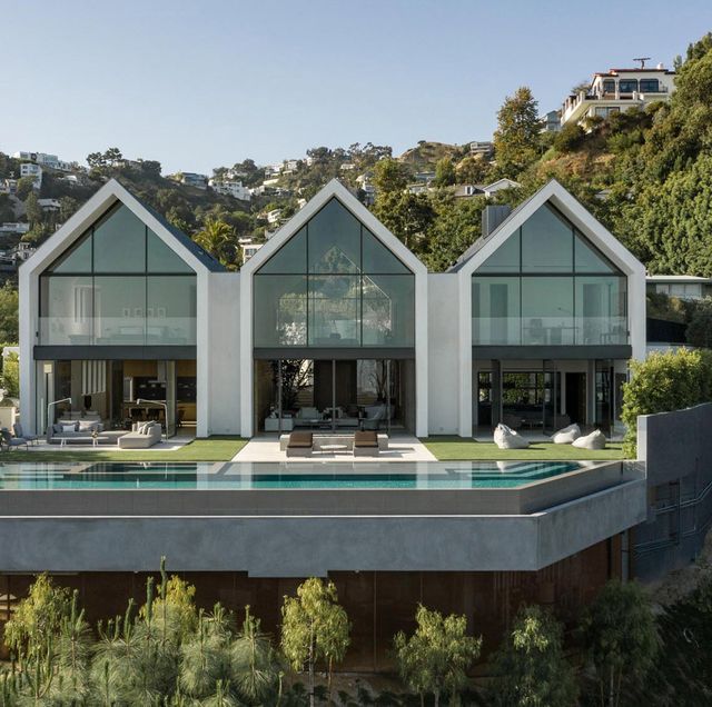 Una lujosa casa con piscina en voladizo en Los Ángeles