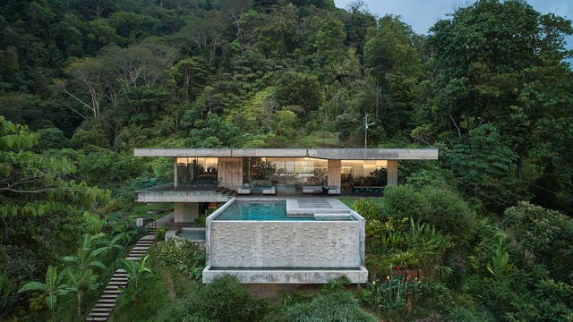 Una casa de lujo con estilo brutalista y hormigón en la selva