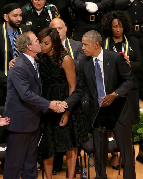 former-president-george-w-bush-kisses-first-lady-michelle-news-photo-546682180-1536078654.jpg