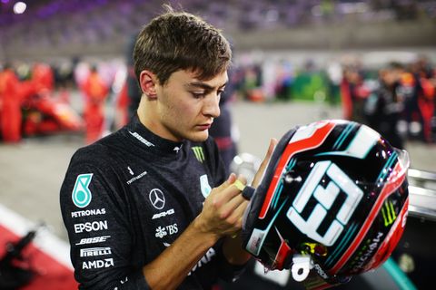 kierowca Formuły 1 george russell sprawdza kask podczas przygotowań do debiutu Mercedesa