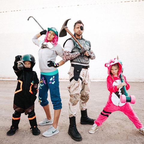 Fortnite Family Costumes 5 People 32 Best Family Costume Ideas For Halloween 2020 Cute Family Halloween Costumes