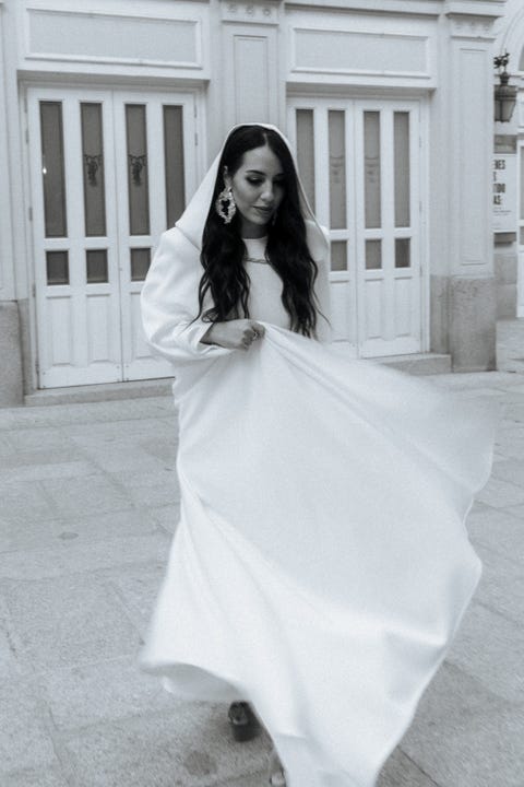 El look de novia más original con capa y vestido con cinturón El look de novia más original con capa y vestido con cinturón