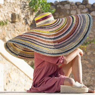 Contratista Intercambiar Prescribir Sombreros de fibras y tintes naturales, y hechos a mano en Alicante: la  solución para evitar los daños solares