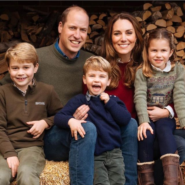 凱特王妃、威廉王子2020年聖誕賀卡全家福公開！粉絲：夏綠蒂太像女王了