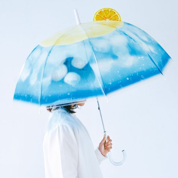 英國女王也愛用！8款夏日必備「透明系雨傘」盤點，奶油蘇打漸層色系、唯美花瓣傘為你一掃雨天陰霾