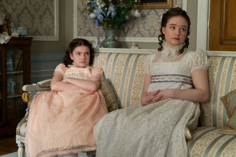 hyacinth bridgerton and francesca bridgerton sitting on a couch in an episode of bridgerton