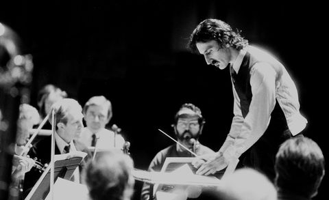 frank zappa dirige una orquesta sinfónica