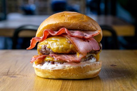 frankie cheese bacon super, de la hamburguesería frankie burgers