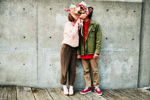 pareja con ramo de flores