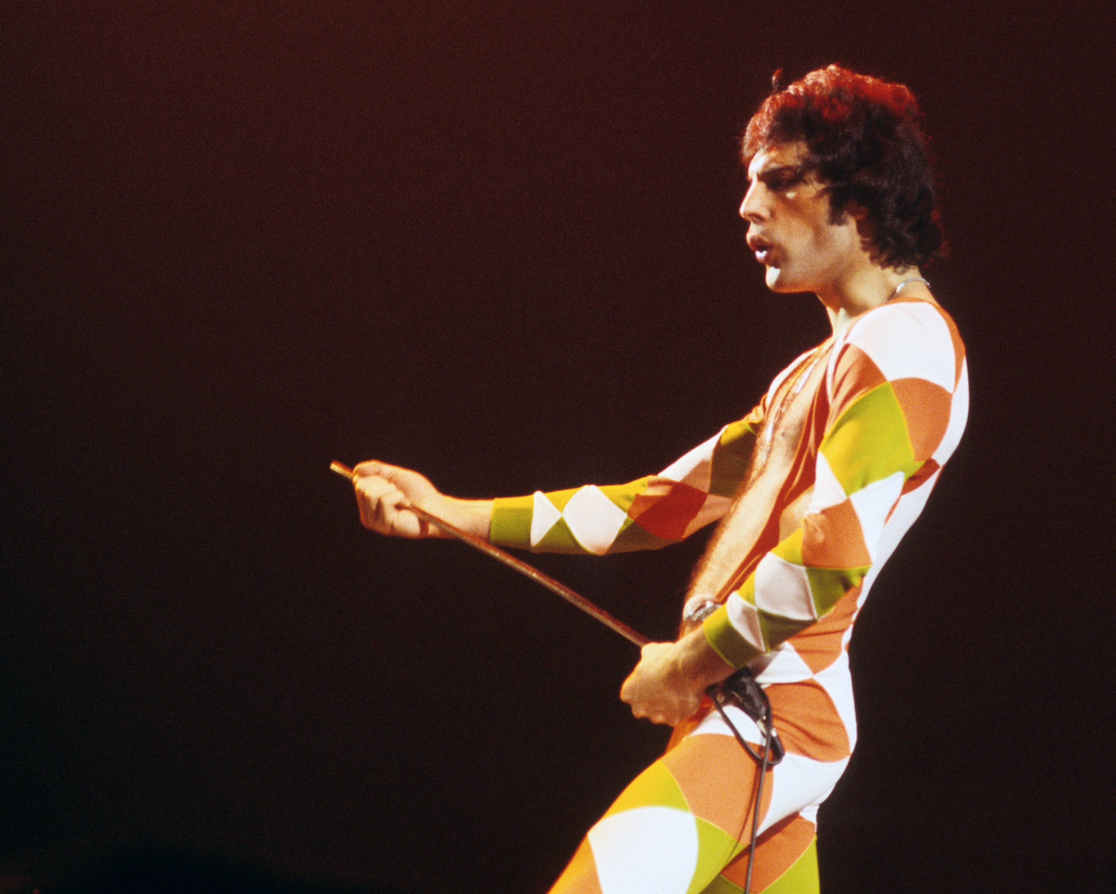 menú Falsedad Acostado 15 momentos de Freddie Mercury que han marcado la historia de la música y  de la moda
