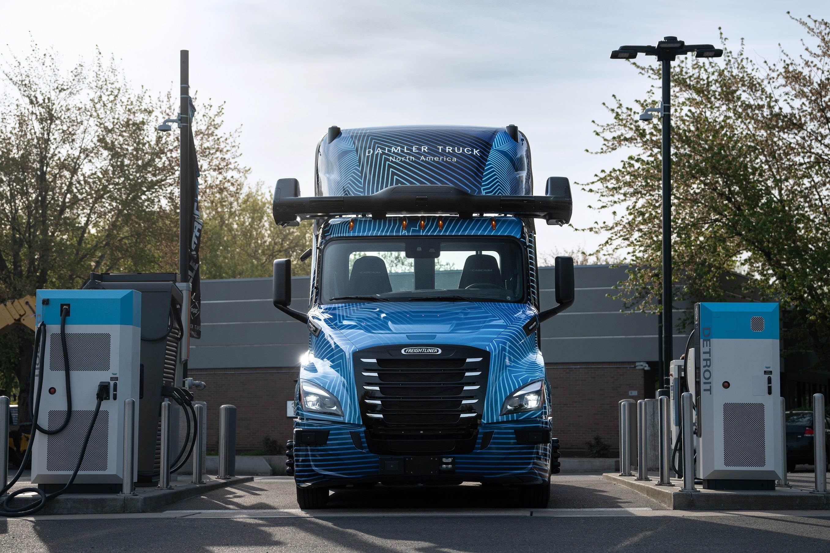 Here's When Daimler May Launch Autonomous Class 8 Trucks