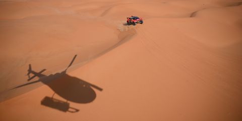 el helicóptero persigue a sébastien loeb durante la etapa 11 del rally dakar 2023