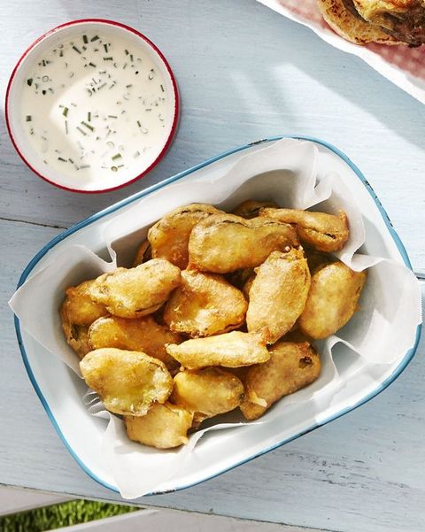 fried pickles with buttermilk ranch dipping sauce