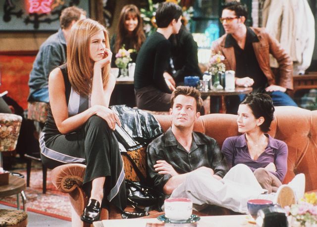 1998 jennifer aniston, matthew perry, and courteney cox in year 4 of friends