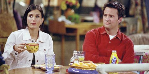 Friends' Monica en Chandler drinken koffie. 