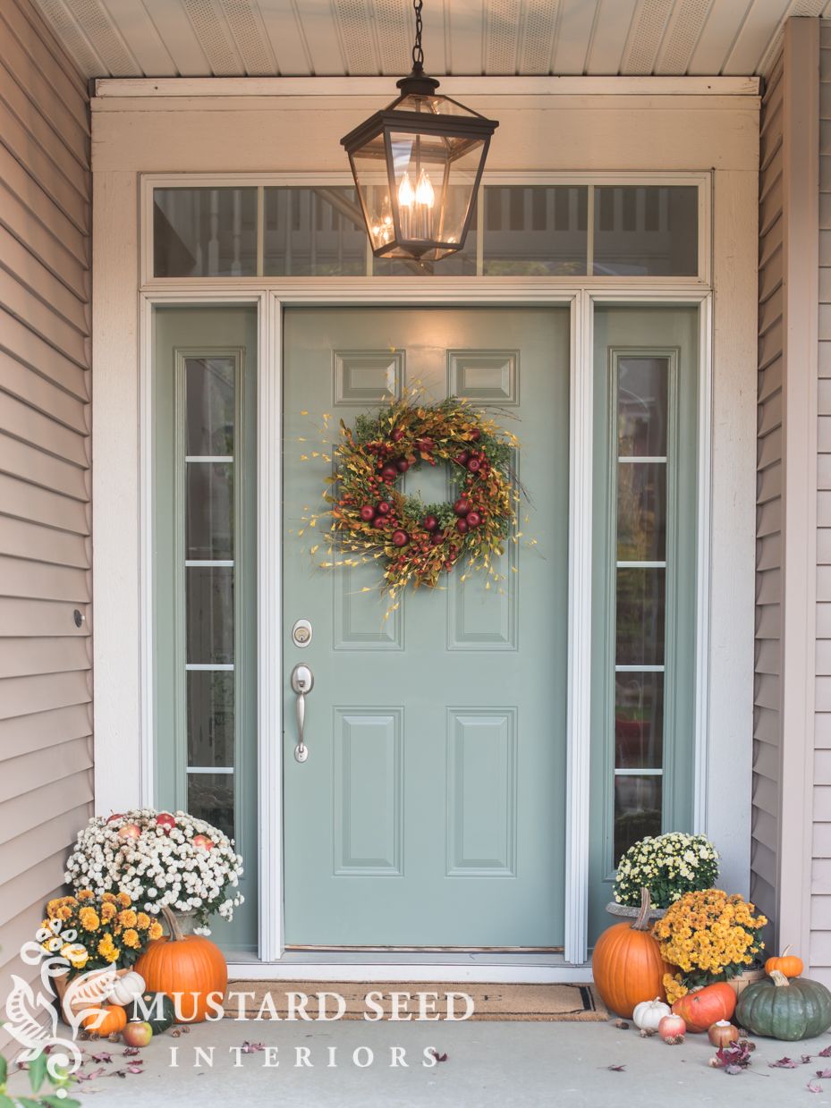 31 Creative And Festive Ways To Decorate Your Front Door For Fall thumbnail