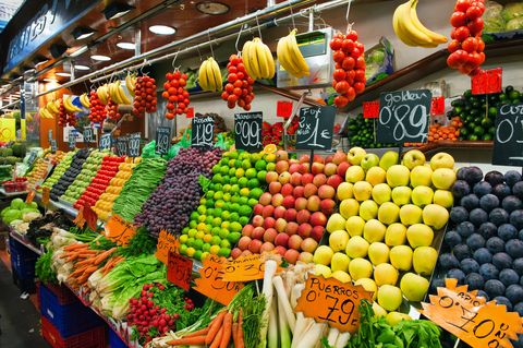 puesto de frutas y verduras en un mercado
