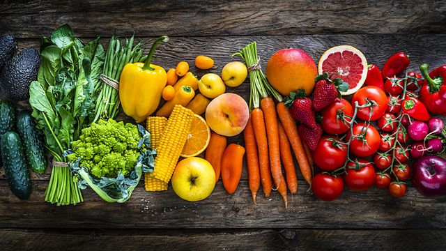 frutas y verduras frescas sobre una mesa de madera