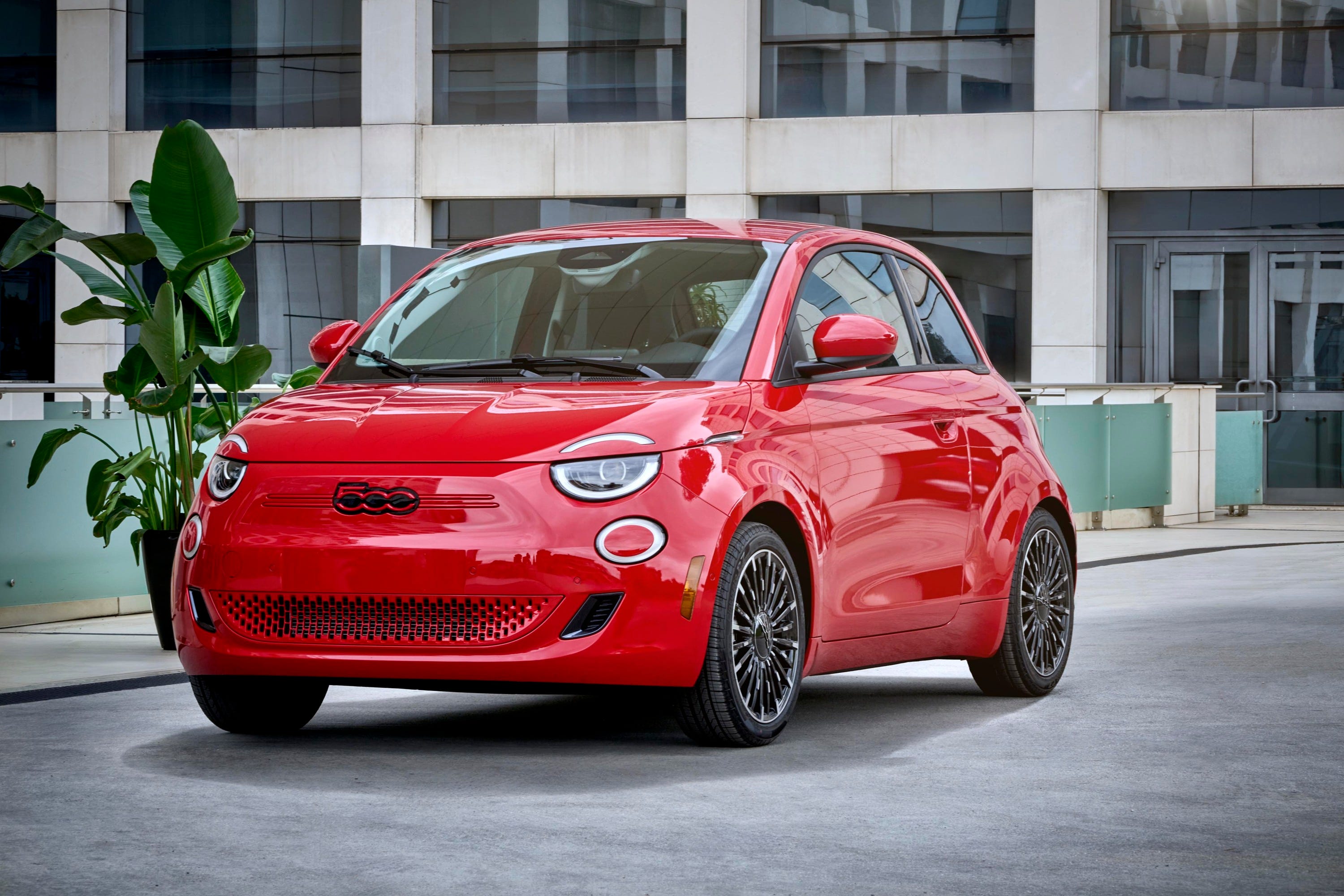 The Fiat 500 Returns to America as an Electric City Car