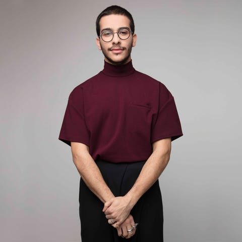 T-shirt, Clothing, Purple, Maroon, Sleeve, Neck, Shoulder, Eyewear, Collar, Top, 