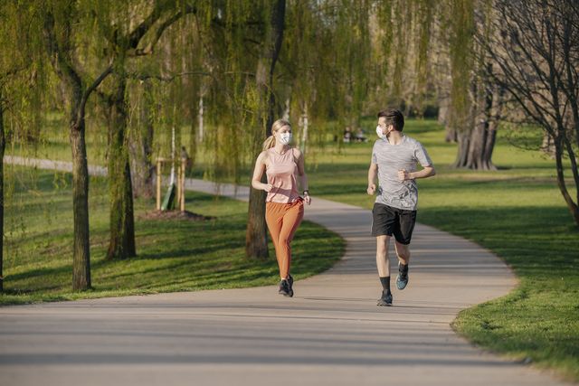 una pareja corriendo en un parque