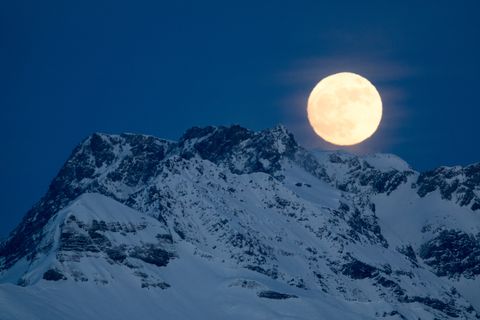 雪山から昇る満月