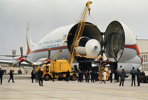 Obreros descargando carga de un avión 'Super Guppy'
