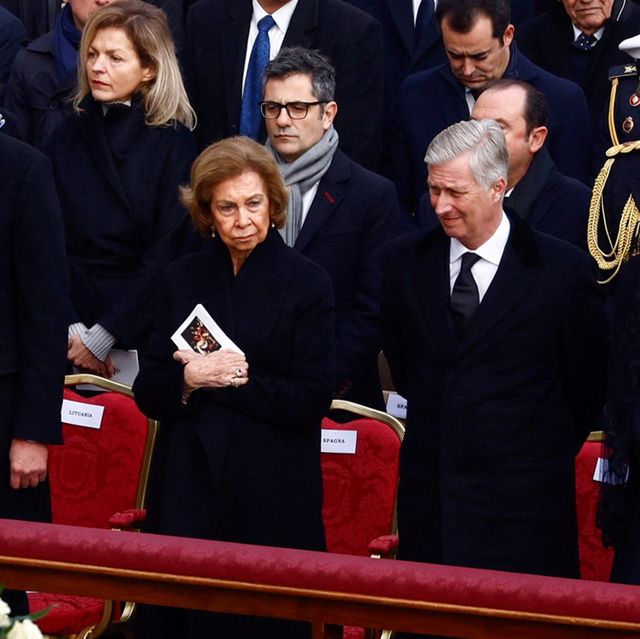 la reina sofía en el funeral del papa emérito benedicto xvi en la plaza de san pedro, el vaticano, roma