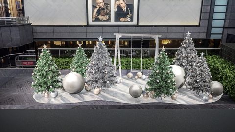 全台最浪漫17米訂製夢幻灰「耶誕希望之樹」進駐信義區