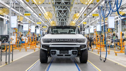 La producción ahora está programada para comenzar en la antigua planta de ensamblaje de Detroit Hamtramck, menos de dos años después de que GM anunció la masiva inversión de $ 22 mil millones para renovar completamente las instalaciones para construir una variedad de camiones eléctricos y SUV antes de la producción de las camionetas GMC Hummer EV 2022. comenzó en la fábrica cero este otoño y gmc hummer ev está en camino de entregar los primeros vehículos a los clientes para fin de año foto de jeffrey sauger para general motors