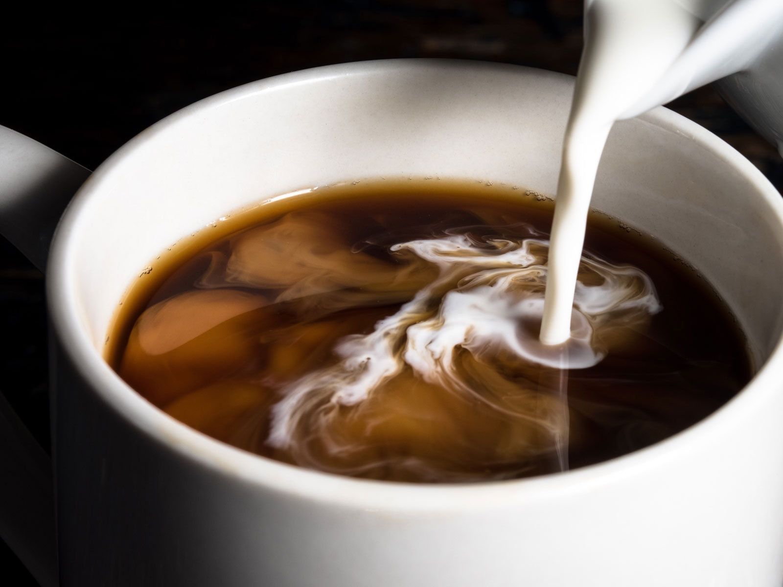 コーヒーに砂糖やミルクを入れる人に残念なニュース｜ELLE gourmet [エル・グルメ]