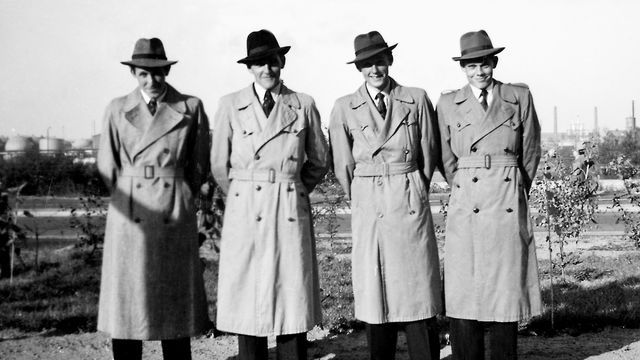 cuatro hombres con gabardina en una imagen de los años 40