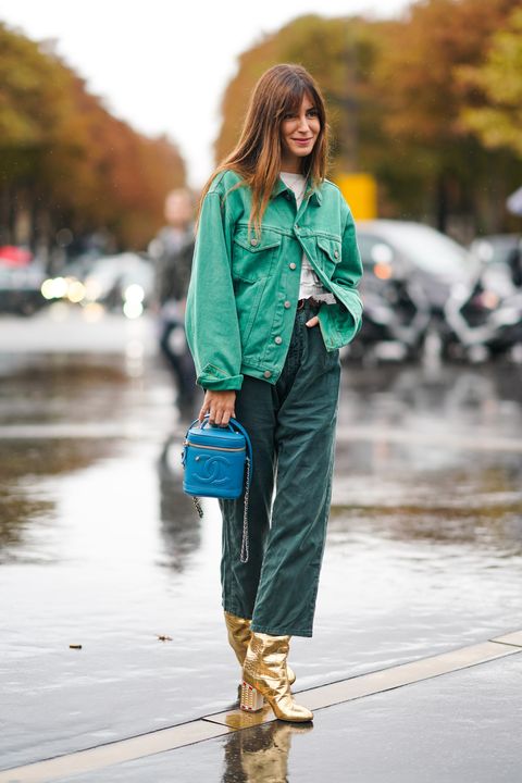 vrouw in groene outfit tijdens paris fashion week
