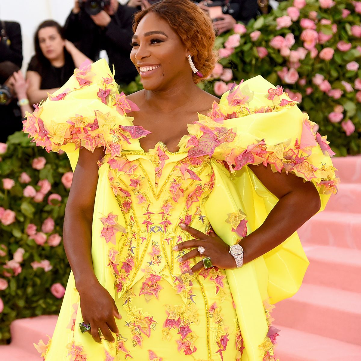Serena Williams aparece en Gala 2019 con vestido largo amarillo ¡en zapatillas de deporte Nike!