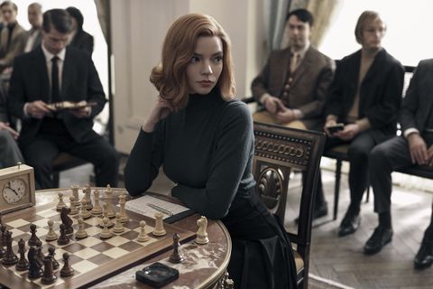 anya taylor joy frente a un tablero de ajedrez en la serie gambito de dama de netflix