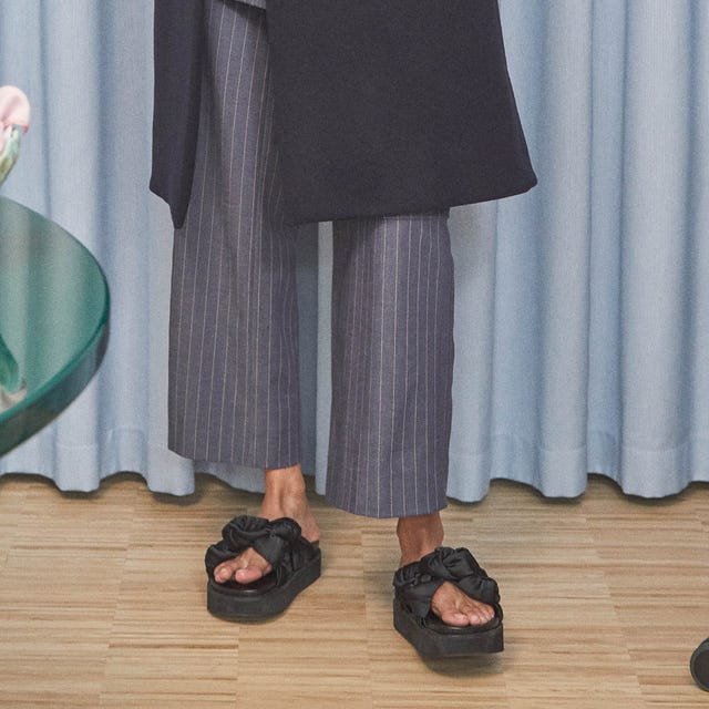 Waarom puffer sandalen de perfecte post-pandemie schoenen zijn ganni lente zomer 2021 campagnebeeld
