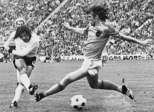 gerd muller marca un gol a países bajos en la final del mundial de fútbol de 1974