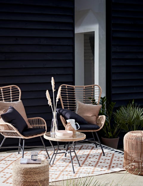 garden party ideas   rattan seating area