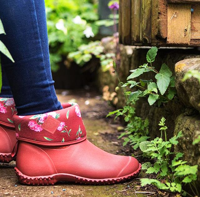 10 Best Garden Shoes & Boots in 2020 - Waterproof Shoes for Gardening