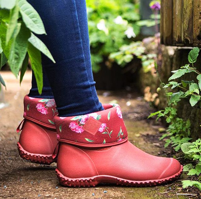 10 Best Garden Shoes & Boots in 2020 - Waterproof Shoes for Gardening