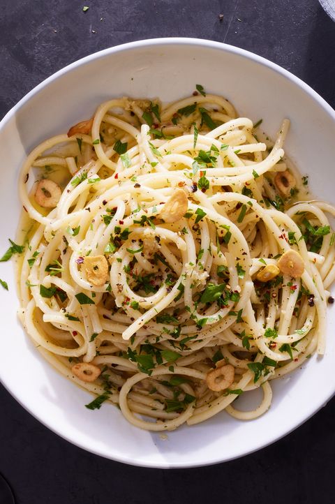 garlic butter sauce for pasta with garlic chips and parsley