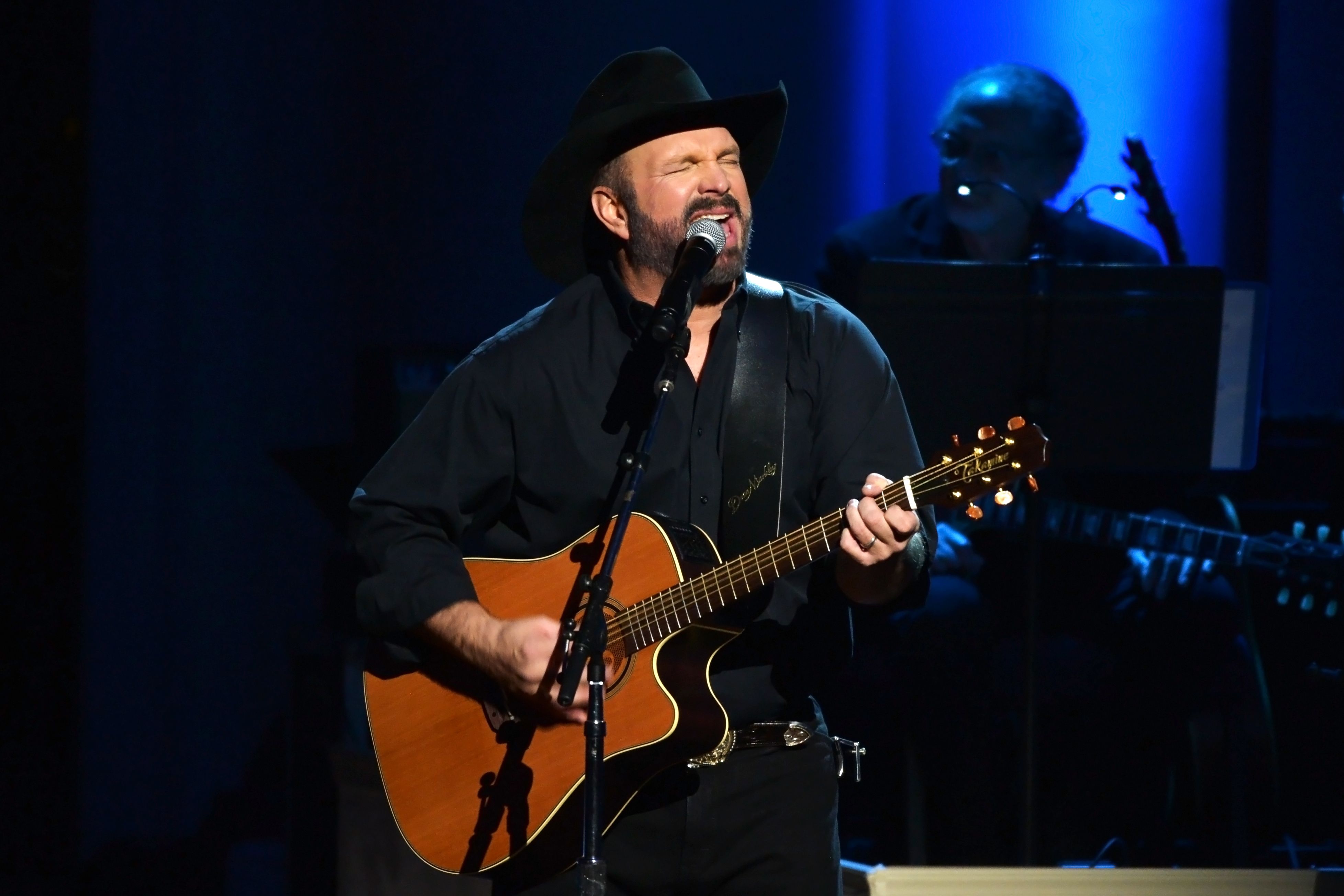 Garth Brooks Does The Sweetest Thing At His Concerts For Fans With Tickets In The Upper Decks