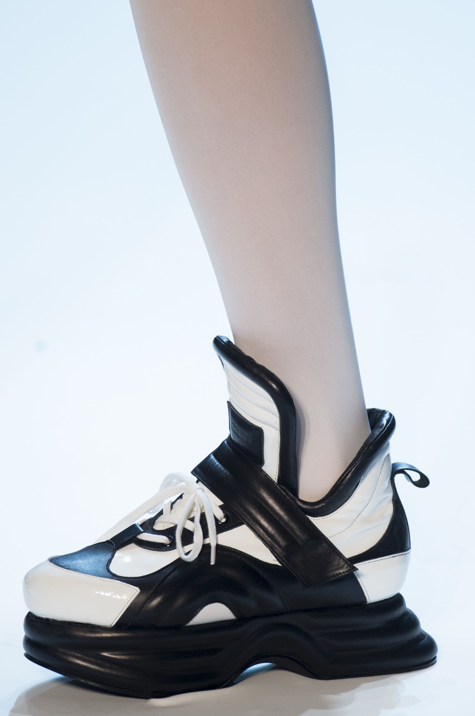 scarpe da ginnastica strane