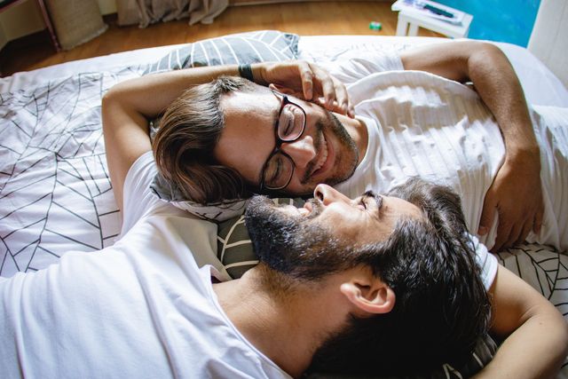 Poranny seks para gejów w łóżku