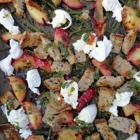 gegrilde-nectarines-met-burrata-rode-peper-en-munt gegrilde nectarines met burrata rode peper en munt