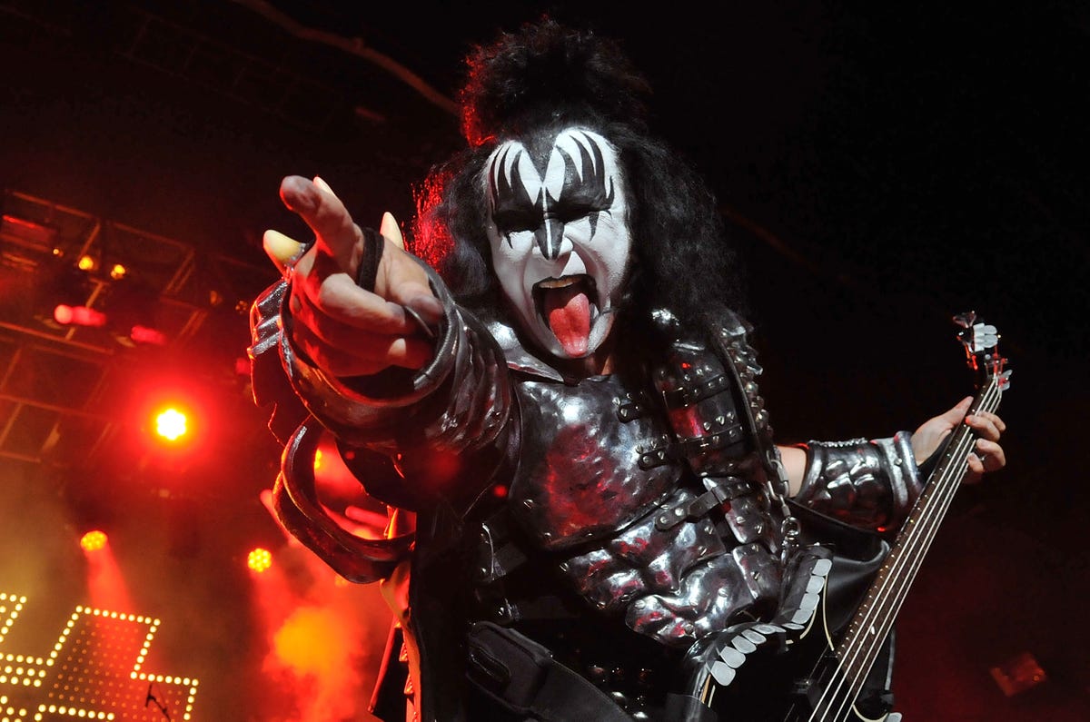 Gene Simmons (Kiss) plans to produce 25 films in 5 years: The first, a shark with the director of ‘Deep Blue Sea’