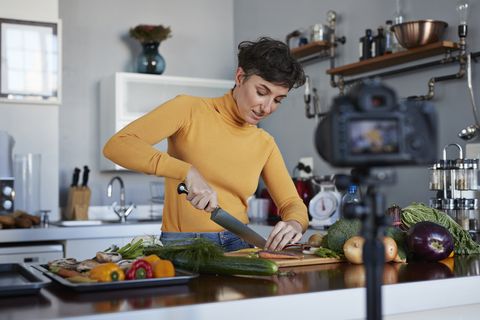 Vrouw aan het koken met geneeskrachtige kruiden