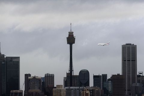 Las condiciones húmedas y ventosas continúan mientras Sydney se limpia después de un clima extremo