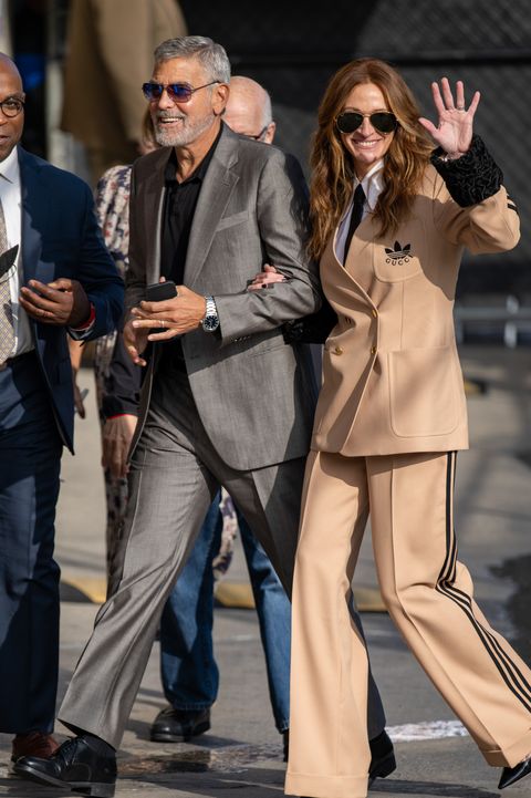 Julia Roberts draagt geweldig camelkleurig pak van Gucci Adidas